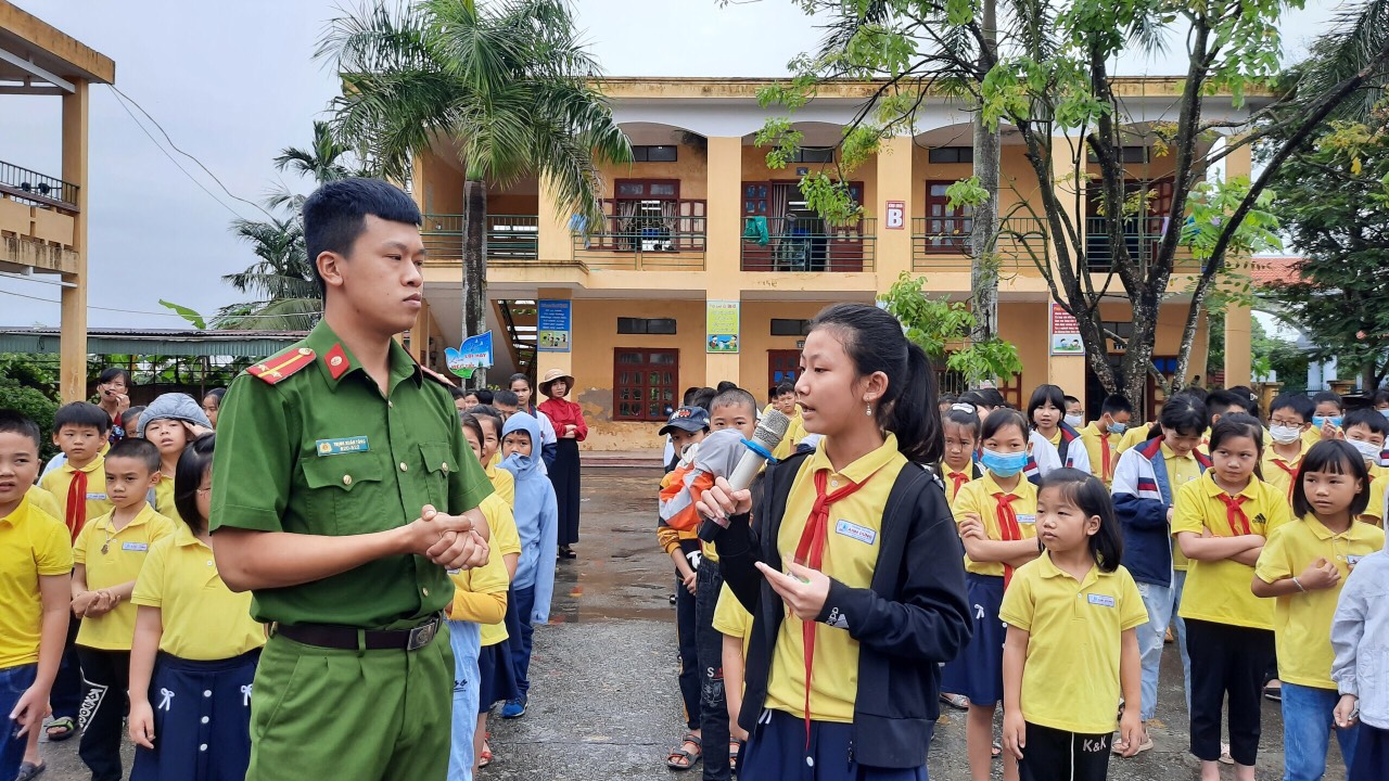 Công an quận Dương Kinh: Tuyên truyền PCCC tại Trường Tiểu học Anh Dũng